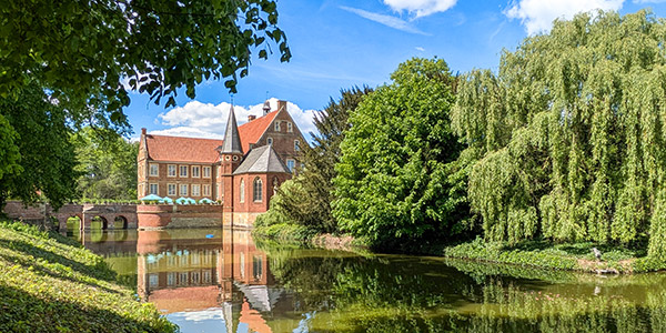 .Blick auf Burg Hülshoff im Münsterland mit umliegender Parkanlage.