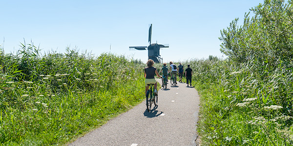 .Radfahrer Windmühlen Niederlande.