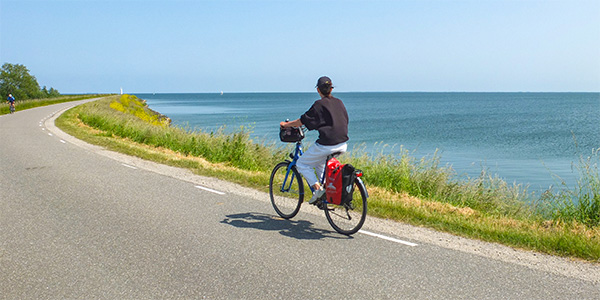Radweg IJsselmeer Holland Radfahrer