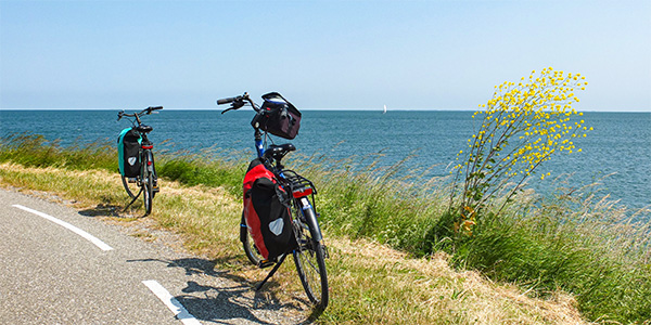 .IJsselmeer Holland Radweg Fahrräder.