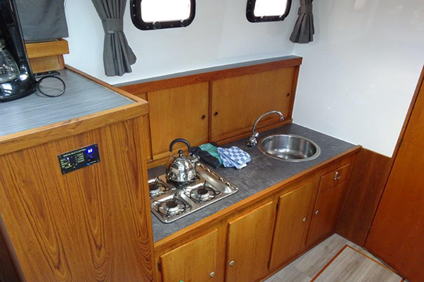 Motorboot Adrea Küchenzeile