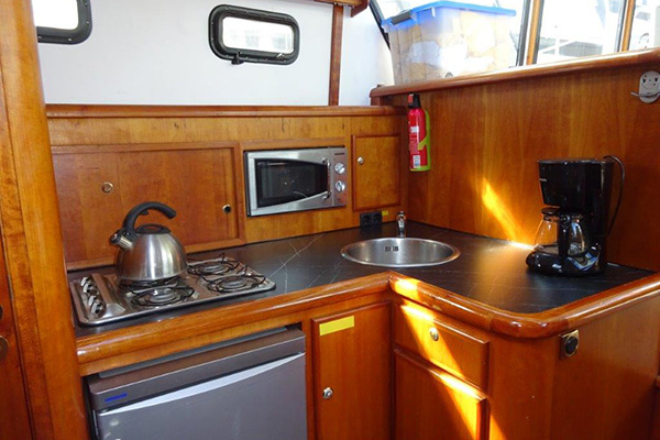 Motorboot Insulinde Küche