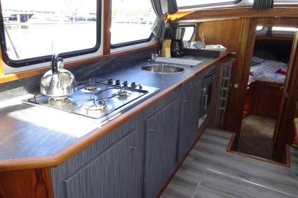 Motorboot Mirella Küchenzeile